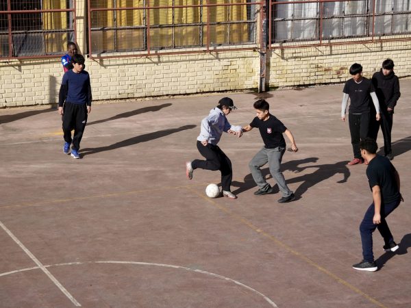 Estudiantes durante una actividad deportiva en el liceo