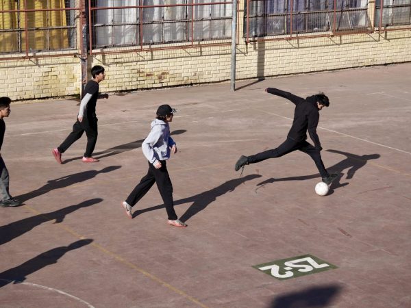 Estudiantes durante una actividad deportiva en el liceo