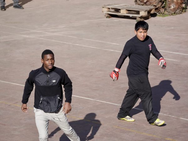 Estudiantes durante una actividad deportiva en el liceo