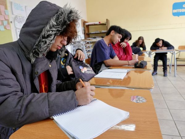 Estudiantes trabajando en la sala de clases