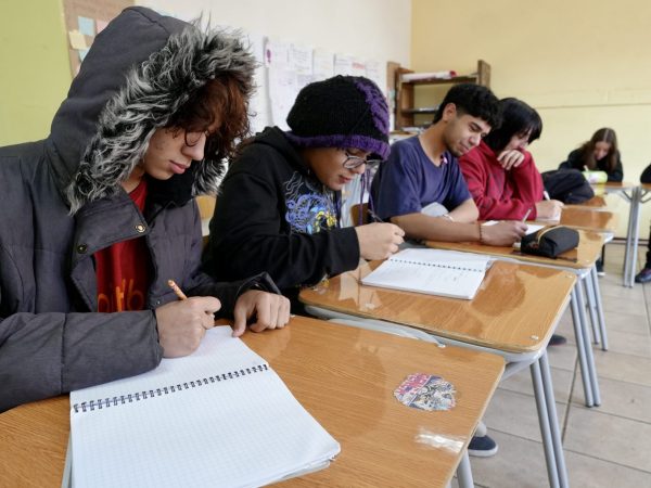 Estudiantes trabajando en la sala de clases