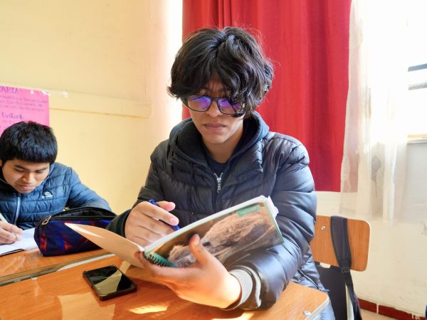 Estudiantes trabajando en la sala de clases