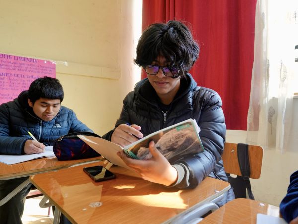 Estudiantes trabajando en la sala de clases
