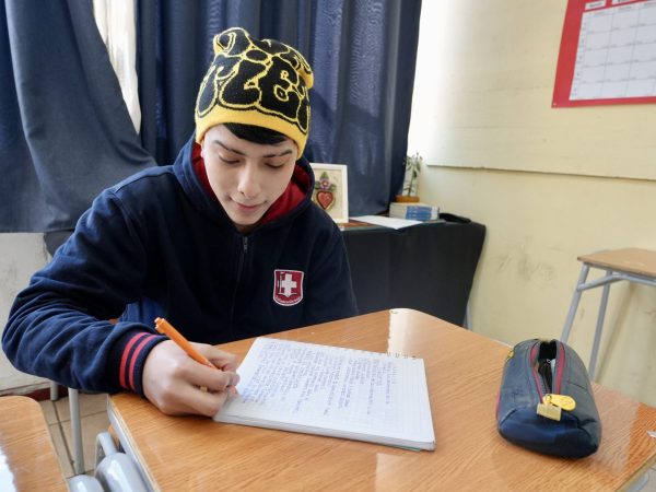 Estudiantes trabajando en la sala de clases