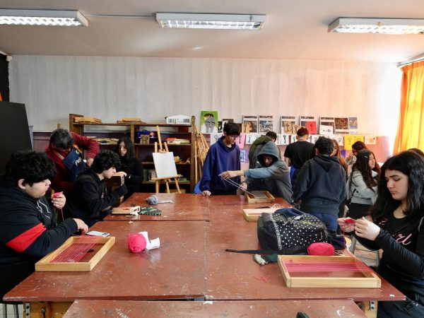 Estudiantes en un taller de creación del liceo