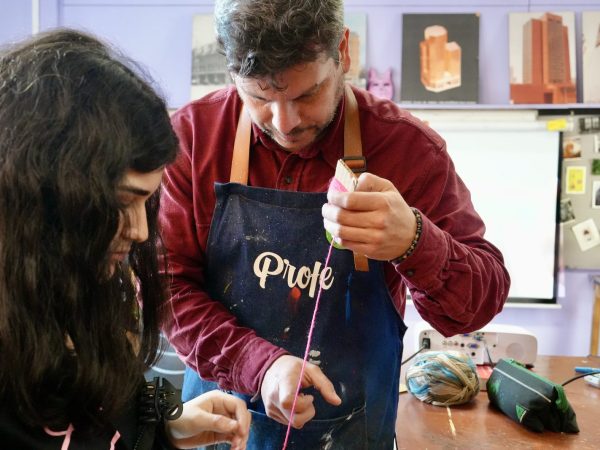 Estudiantes en un taller de creación del liceo