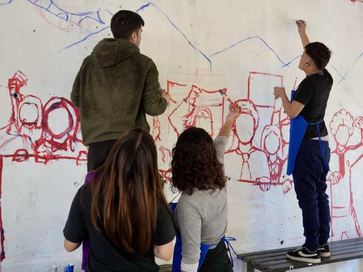 Estudiantes trabajando en un mural del liceo
