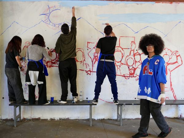 Estudiantes trabajando en un mural del liceo