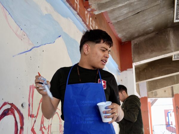 Estudiantes trabajando en un mural del liceo