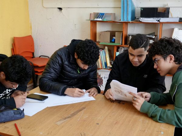 Estudiantes trabajando en un mural del liceo