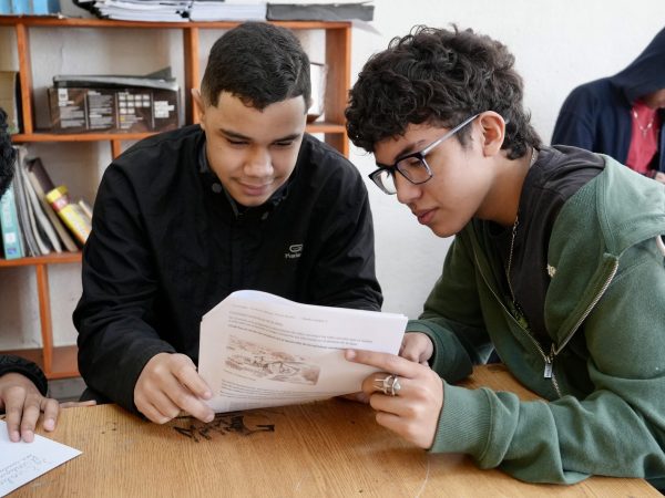 Estudiantes trabajando en un mural del liceo