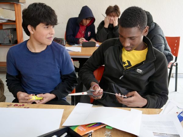 Estudiantes trabajando en un mural del liceo