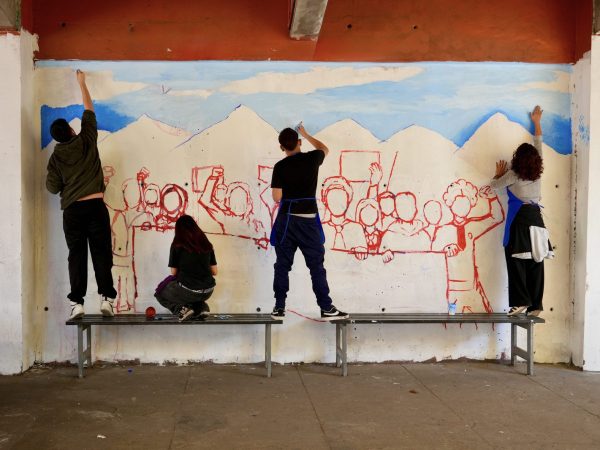 Estudiantes trabajando en un mural del liceo