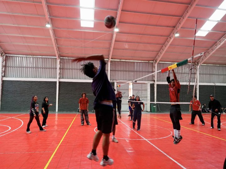Estudiantes durante una actividad deportiva en el liceo
