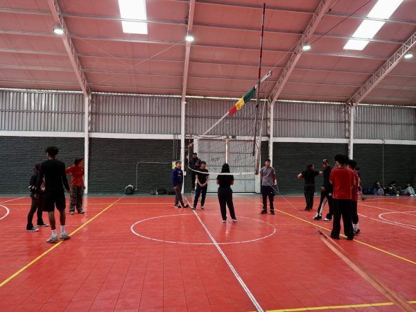 Estudiantes durante una actividad deportiva en el liceo