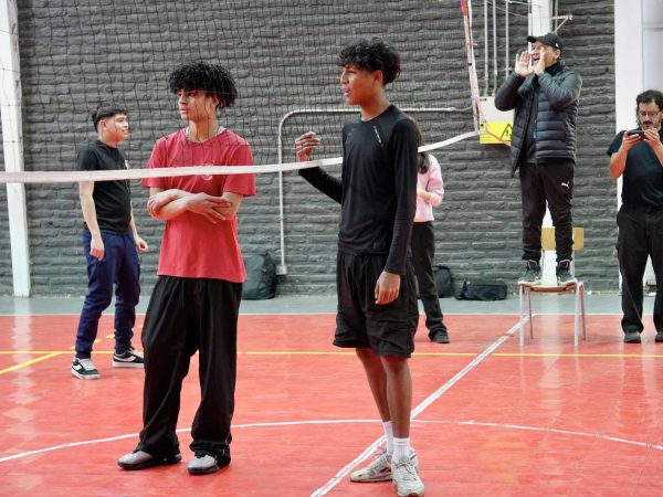 Estudiantes durante una actividad deportiva en el liceo
