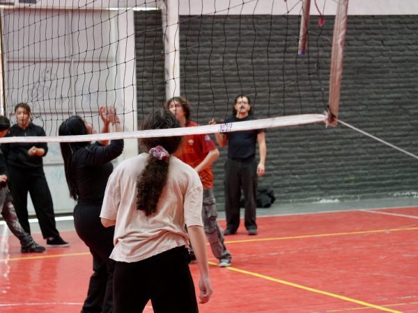 Estudiantes durante una actividad deportiva en el liceo