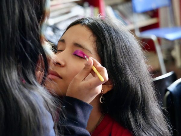 Estudiantes en un taller de creación del liceo