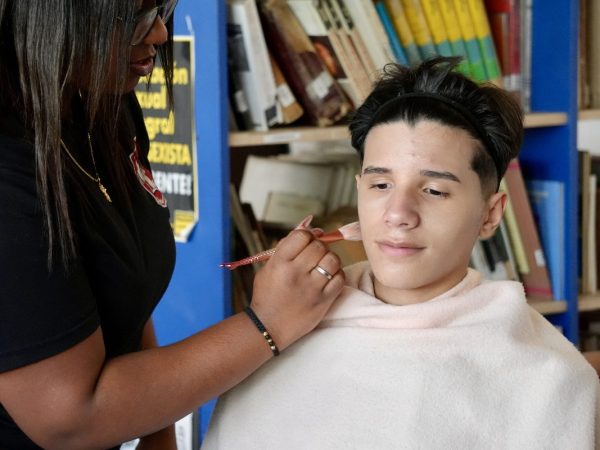 Estudiantes en un taller de creación del liceo