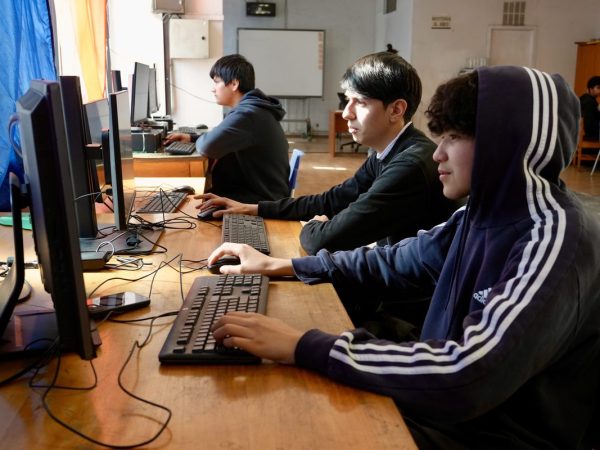 Estudiantes trabajando en la sala de clases