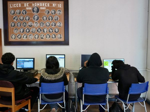 Estudiantes trabajando en la sala de clases