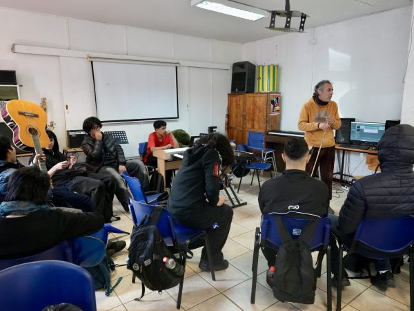 Estudiantes en una actividad de música del liceo