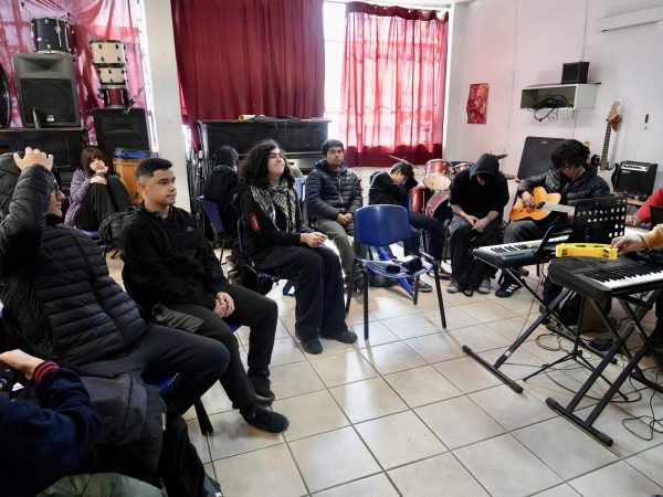 Estudiantes en una actividad de música del liceo