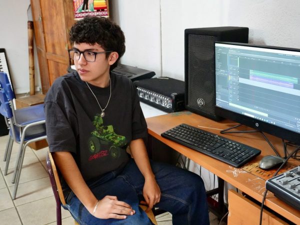 Estudiantes en una actividad de música del liceo