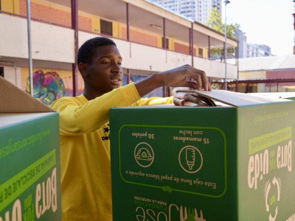 Estudiantes en una actividad de cuidado del medioambiente