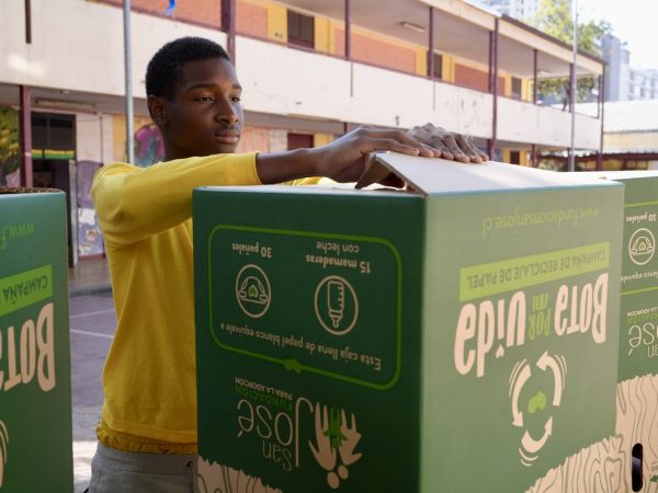 Estudiantes en una actividad de cuidado del medioambiente