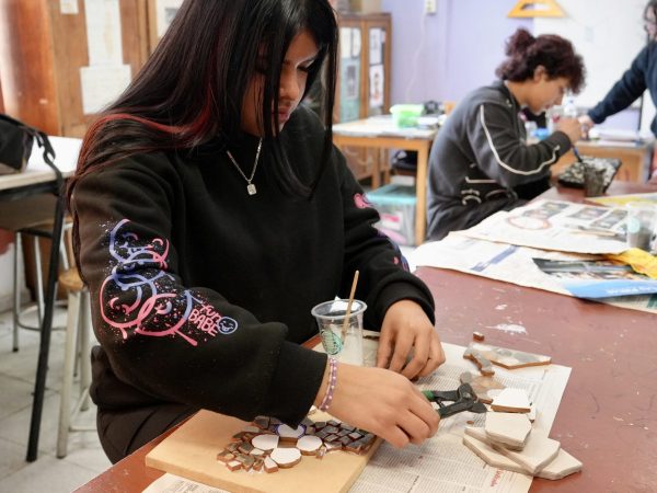 Estudiantes en un taller de creación del liceo