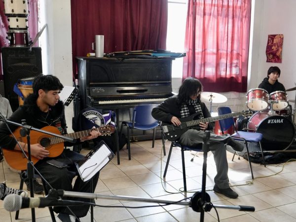 Estudiantes en una actividad de música del liceo