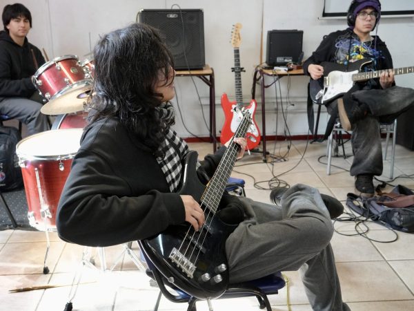 Estudiantes en una actividad de música del liceo