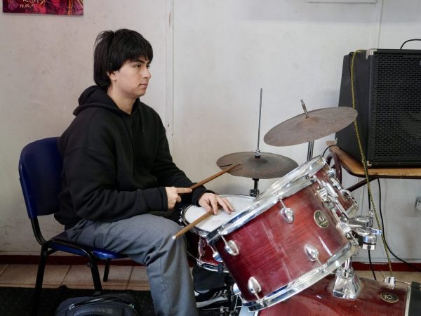 Estudiantes en una actividad de música del liceo