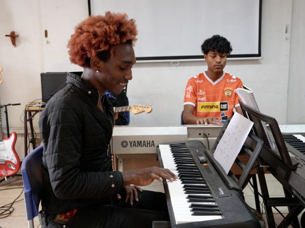 Estudiantes en una actividad de música del liceo