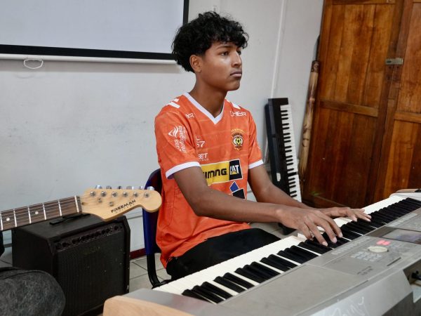 Estudiantes en una actividad de música del liceo