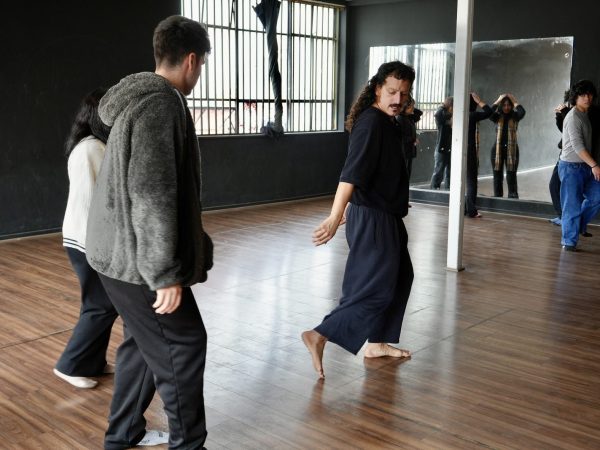 Estudiantes durante un ensayo de danza o de teatro