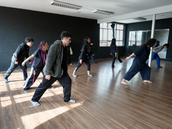 Estudiantes durante un ensayo de danza o de teatro