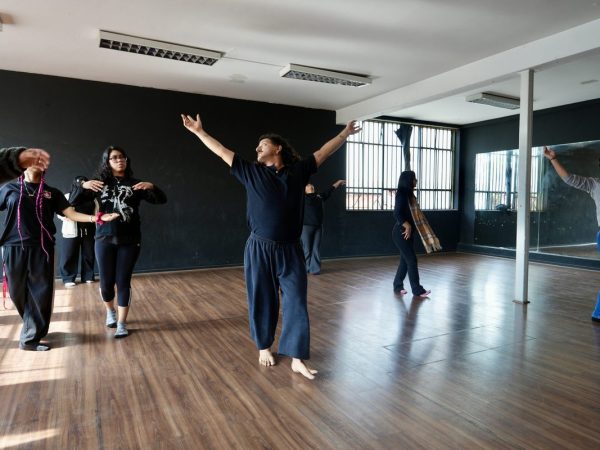 Estudiantes durante un ensayo de danza o de teatro