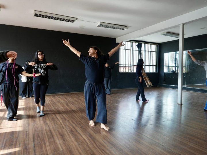 Estudiantes durante un ensayo de danza o de teatro