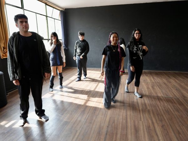 Estudiantes durante un ensayo de danza o de teatro