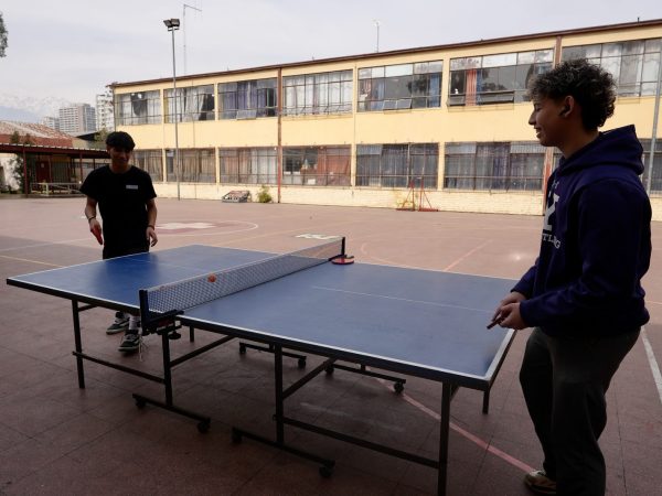 Estudiantes durante una actividad deportiva en el liceo