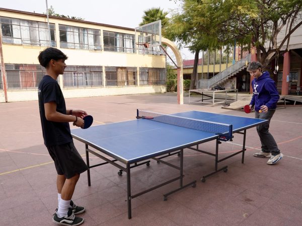 Estudiantes durante una actividad deportiva en el liceo