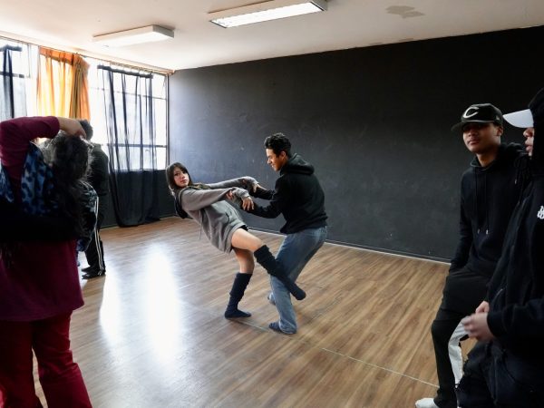 Estudiantes durante un ensayo de danza o de teatro