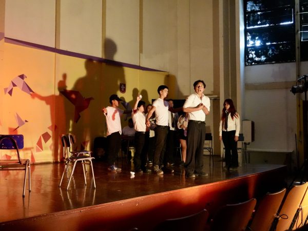 Estudiantes durante un ensayo de danza o de teatro