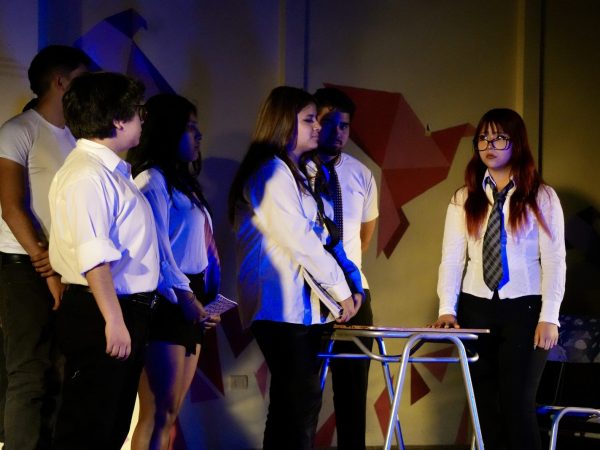 Estudiantes durante un ensayo de danza o de teatro