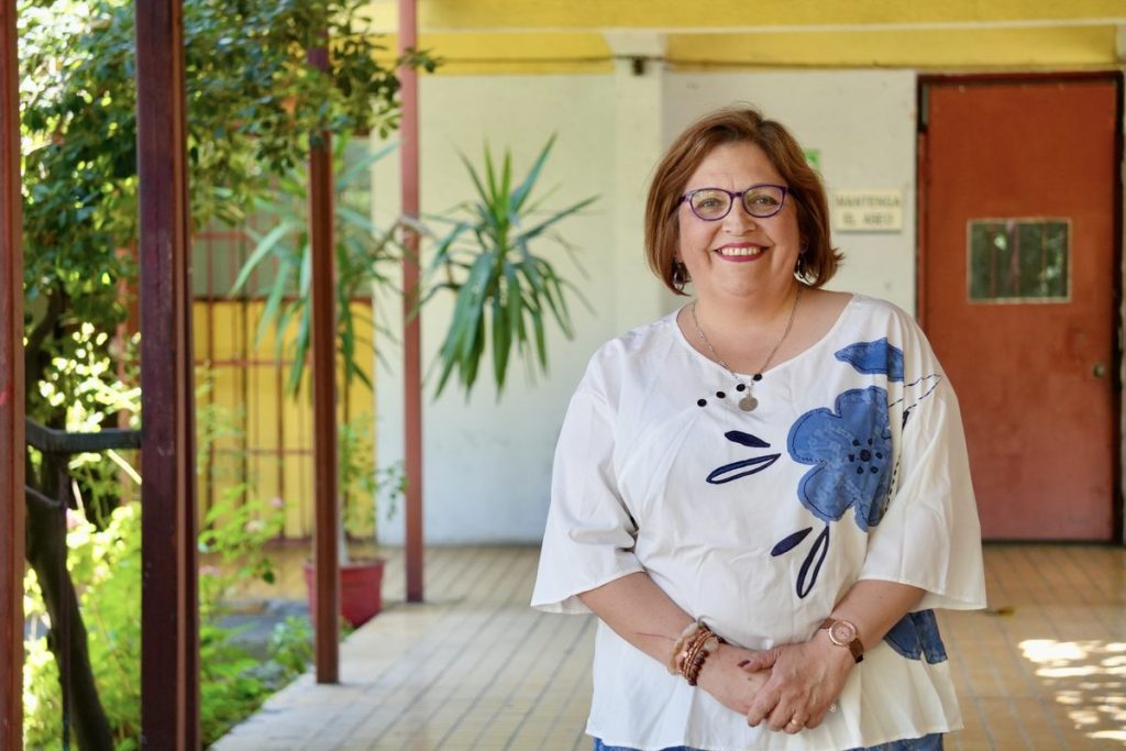 Angélica Zamudio, directora del liceo, en la entrada del establecimiento