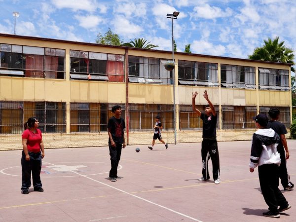 Estudiantes durante una actividad deportiva en el liceo