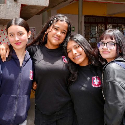 Estudiantes del liceo conversando en un pasillo